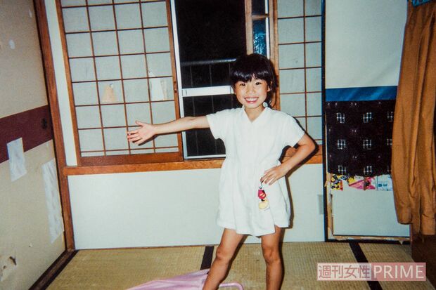 4歳、自宅にて。「小さいころはお嬢様だと思っていたけど、写真を見るとボロい団地ですよね（笑）」と紺野