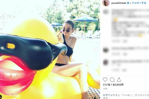 プールで水着姿のユッキーナ(本人のインスタグラムより)
