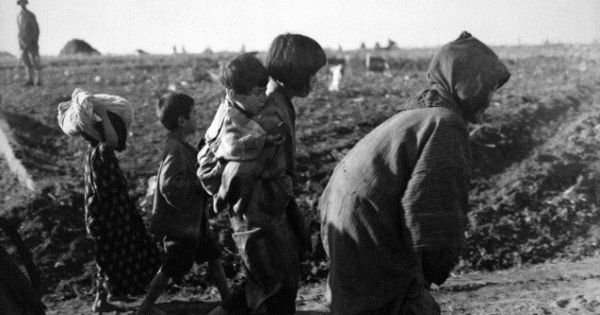  かろうじて生き延びた人々も収容所へ強制的に送られるなど、過酷な生活が続いた