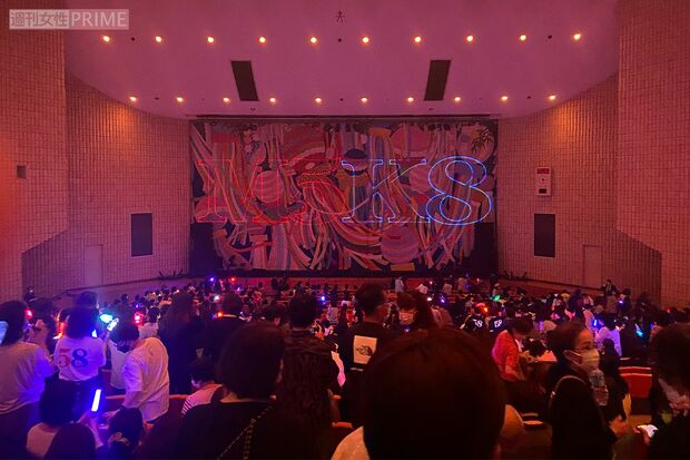 ライブが終わるとカーテンが降り、M5K8の文字が。Masahiko Kondo 58（歳）のこと