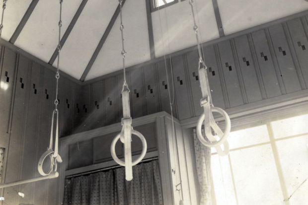 体力をつけるため少しでも運動をするように、吊り輪を下げられた子ども部屋