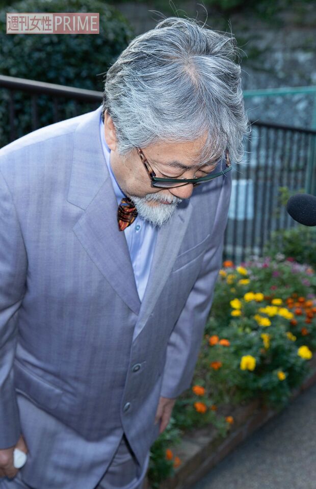 横浜市内に集まった報道陣の前で謝罪した沢田研二