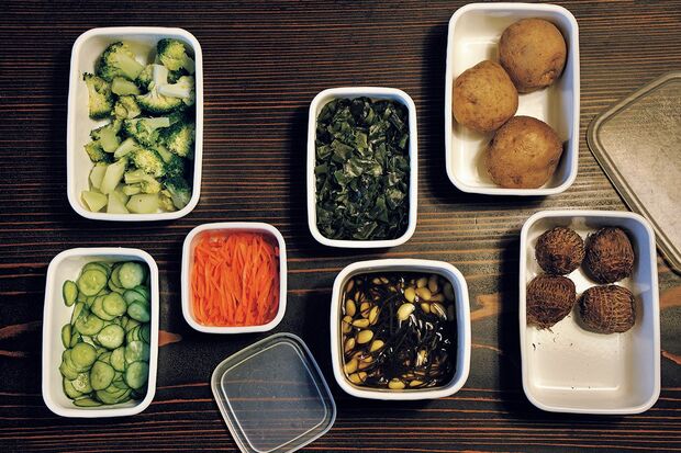 定期的に作り、冷蔵庫に常備している「料理のもと」。じゃがいもや里いもなどの野菜は圧力鍋で蒸したほうがおいしい　写真提供／長谷川潤（書籍『85歳現役、暮らしの中心は台所』より）