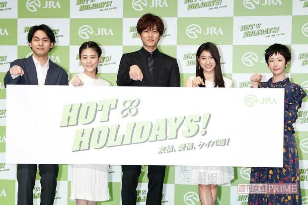 ’17年のＪＲＡのＣＭ発表会では、旬な芸能人がズラリ。左から柳楽優弥、高畑充希、松坂桃李、土屋太鳳、木村カエラ