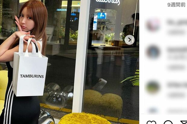 韓国でポーズを決める三上悠亜、右後ろのガラスには男性らしきシルエットが(公式インスタグラムより)