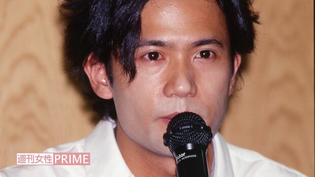 '01年8月26日、逮捕から2日後に釈放。憔悴した顔で会見に臨む稲垣