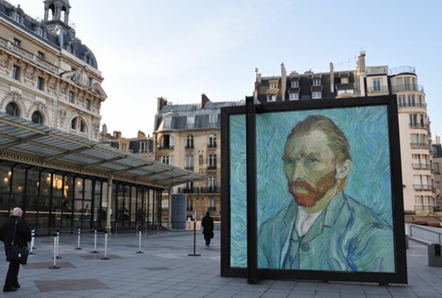 フランスのオルセー美術館前の看板に飾られたゴッホの自画像