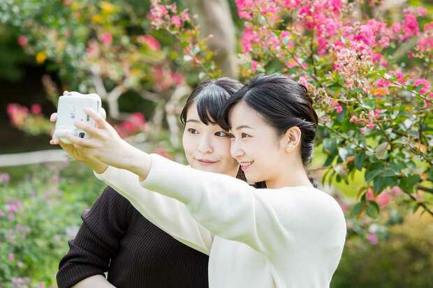 結婚の前年、29歳の誕生日を迎えた眞子さんと仲良く“自撮り” 写真/宮内庁(2020年10月23日)