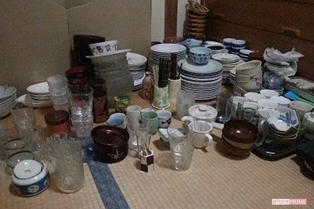 料理好きだった母親。食器棚には大量の食器が（ブログ「40歳からの遠距離介護」より）