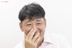 過去の出来事を明るく話す歌川さん。どんなエピソードも面白くオチをつけることを忘れない歌川さんの周囲には人が集まる