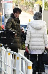 ヨガスタジオで一緒だった女性も紳士らしくエスコートしていた