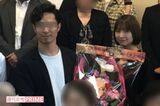 結婚を祝われた2人。篠田麻里子の左に いるのが夫のT氏（親族提供）