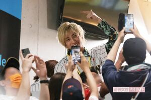 3月16日、WBCイタリア戦でファンサするEXIT・兼近大樹