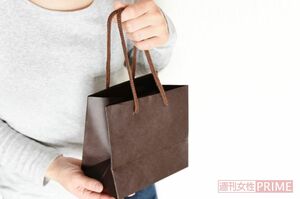 手土産を渡す際に言う「つまらないものですが」は「心ばかりですが」と言い換えてもOK。ちなみに、本来は「立派なあなたに比べたらつまらないものです」という意味