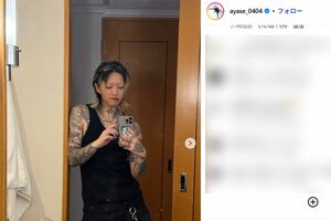タトゥー姿を披露したYOASOBIのAyase（本人のインスタグラムより）