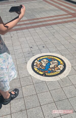 沖縄県那覇市・てんぶす那覇前に設置されたウインディのポケふたを撮影する観光客の姿も 撮影/編集部
