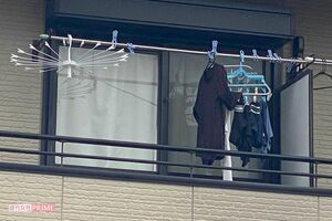事件のあった容疑者宅アパートのベランダには洗濯物が干されたままで=大阪府堺市西区