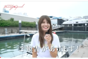 「船を買っちゃいました！」と報告したマギー（公式YouTubeより）