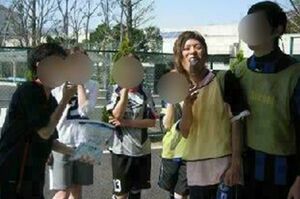 友人と楽しそうにする対馬悠介容疑者(本人フェイスブックより)
