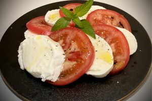 カプレーゼはアンチエイジングにつながるポリフェノールが含まれるワインと相性がいい（画像はイメージです）