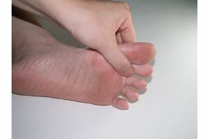 （1）『（1）目の反射区を3段×3列押し』手の親指を足裏側に。親指と人さし指で挟む（画像提供／足健道　さと足ツボ療術院）