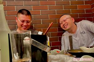 居酒屋で笑顔で楽しそうに話す佐々木被告(左)と山中組長(右、関係者提供)