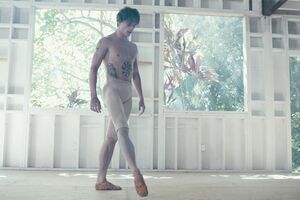 『ダンサー、セルゲイ・ポルーニン　世界一優雅な野獣』●監督：スティーヴン・カンター／出演：セルゲイ・ポルーニン、ガリーナ・ポルーニナほか／上映時間：1時間25分／イギリス・アメリカ／配給：アップリンク・パルコ　2017年7月15日(土)より、Bunkamuraル・シネマ、新宿武蔵野館ほかで全国順次公開　(c) British Broadcasting Corporation and Polunin Ltd. / 2016