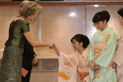 2016年10月、国賓として来日したベルギーのフィリップ国王夫妻と挨拶する佳子さま。皇族として国際親善の役割を