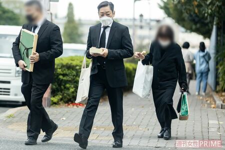 本堂に向かう香川照之と参列者