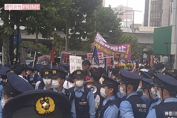 “国葬”反対を訴えるデモ。警察官との小競り合いも見られた