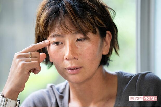 「弟と姉が脳性麻痺で、なんで私がちゃんと歩けるんだろう……って。彼女たちの気持ちを考えていた時期もありました。遊びより仕事が大事って思うのは夢があった姉の存在があるからかな……」と晶さん