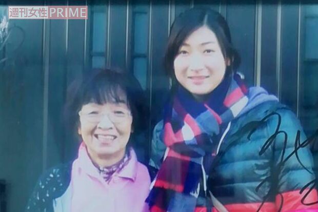 池江の祖父母が通うヘアサロン店主とのツーショット。店主も彼女の回復を願うひとりだ