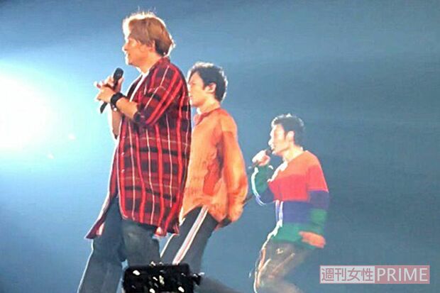 3人はステージのはじからはじまで駆けまわった／著者撮影