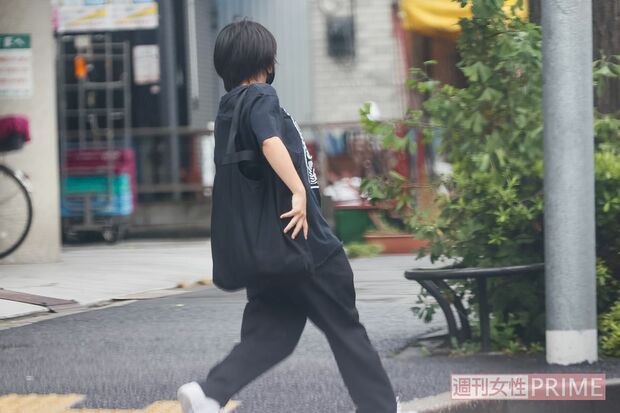 自宅からタクシーに乗り込む加納