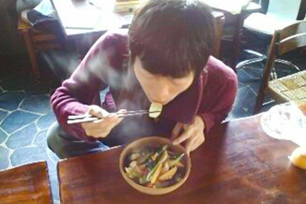 麻理乃容疑者の料理をほおばる陵容疑者（麻理乃容疑者のブログより）