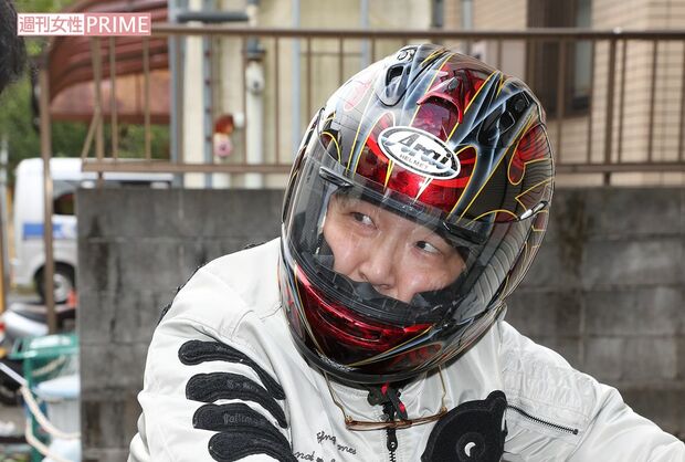 直撃取材に対し藤島氏は終始、ヘルメットをはずすことはなかった