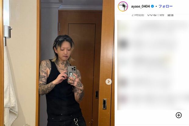 タトゥー姿を披露したYOASOBIのAyase(本人のインスタグラムより)