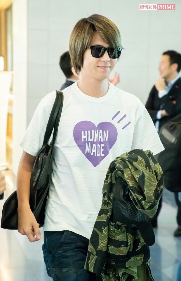 空港での直撃取材に応じる山下（その２）