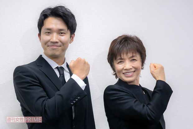 目を潤ませながらもカリッと青春ポーズを見せる榊原郁恵と渡辺裕太