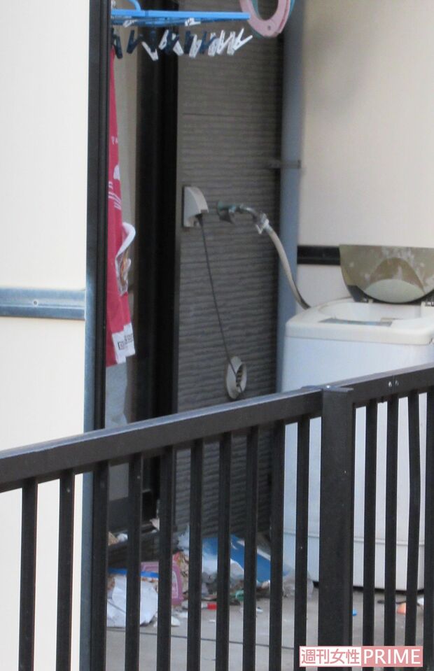 松岡容疑者宅のベランダにはゴミのようなものが散乱していた