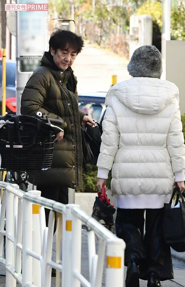 ヨガスタジオで一緒だった女性も紳士らしくエスコートしていた