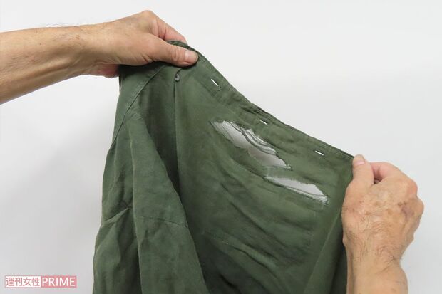 成島明彦容疑者に揺さぶられて、被害男性のシャツはビリビリに