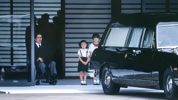 桂宮さま(左)と、香淳皇后の柩のお見送りをする眞子さまと佳子さま('00年7月)