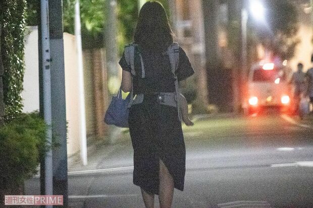 小倉優子、後ろ姿から幼い子どもの足が見える