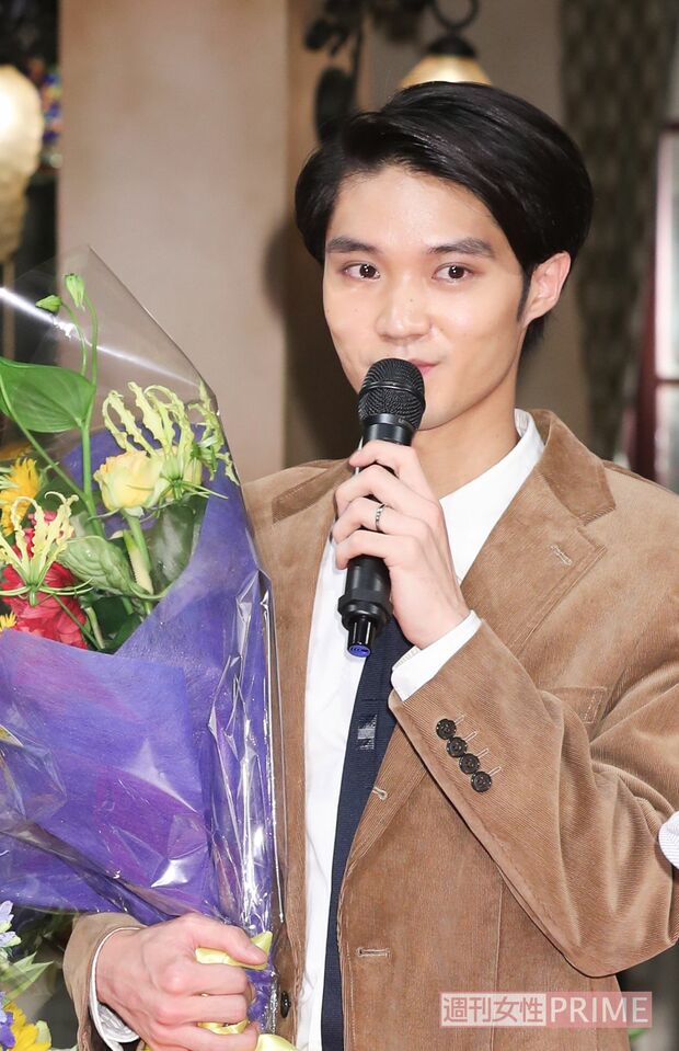 見～つけた！ヒデの左手薬指に輝く光が!!そして、みね子の薬指にも……。ふたりの関係、急展開の予感!?　撮影／吉岡竜紀