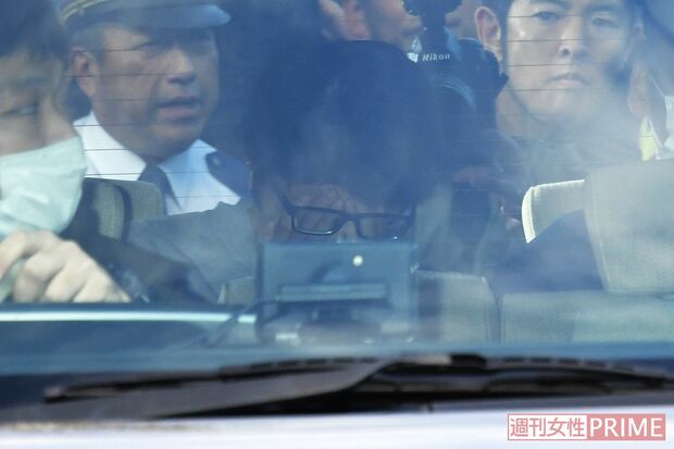 送検時、両手で顔を隠し最後まで顔を見せなかった白石容疑者