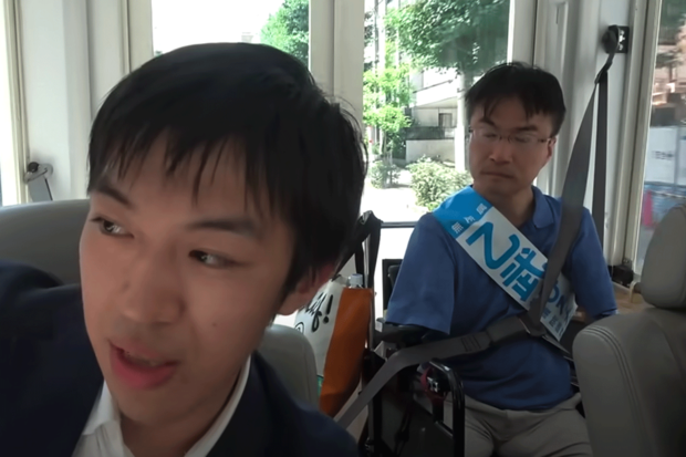 乙武選挙カーで都心を走る「スーツ」（※Youtubeチャンネル「スーツ交通」より）