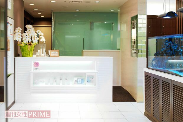 高須クリニック東京院のエントランス。明るい雰囲気