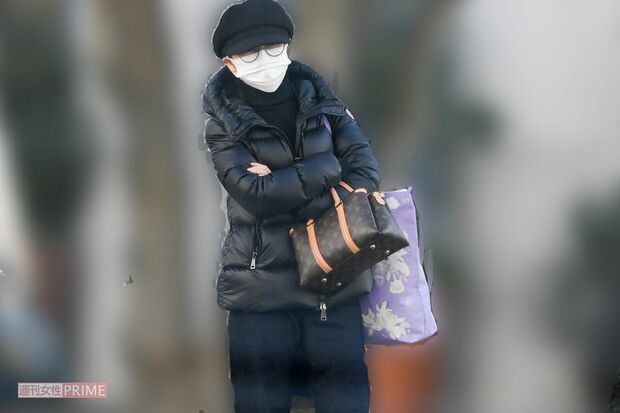 1月21日、仕事現場に行くため高級マンション前でタクシーを待つ鈴木奈々は“セレブな装い”