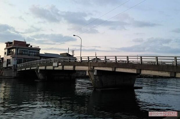 富山県射水市新湊、ドラマ『恋仲』（フジテレビ系・15年）、映画『ナラタージュ』、『人生の約束』、『真白の恋』で使用された〝日本のベニス〟と呼ばれるスポット